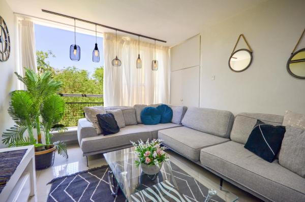 På billedet ses objektet YalaRent Sunora 3BR APT - Families only beliggende i byen Eilat.