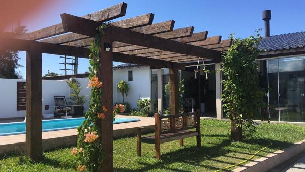 La photo montre l'objet Apartamento inteiro com piscina em Balneário Pinhal situé dans la ville de Pinhal.