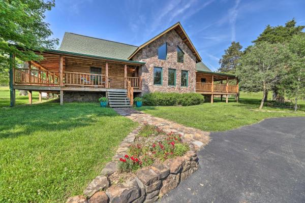 Na zdjęciu widoczny jest obiekt Eureka Springs Area Cabin with Deck and 7 Acres! położony w mieście Golden.