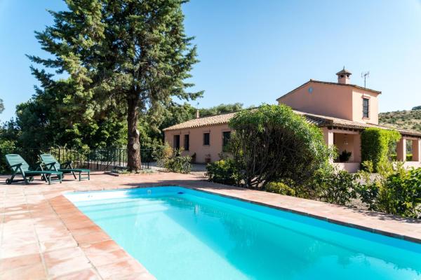A la foto es mostra l'objecte Cortijo El Carmen Finca El Revuelo situat a la ciutat de Constantina.