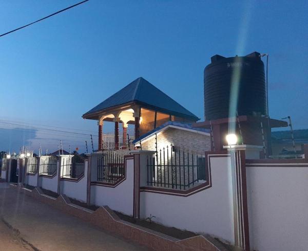A la foto es mostra l'objecte MAXJEN HAVEN GUEST HOUSE situat a la ciutat de Bruburam.