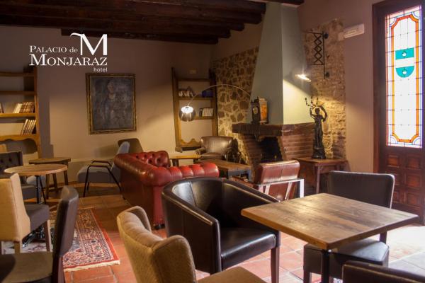 A la foto es mostra l'objecte Palacio de Monjaraz situat a la ciutat de Àvila.