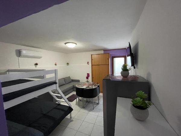 A la foto es mostra l'objecte EMSO apartmani situat a la ciutat de Novalja.