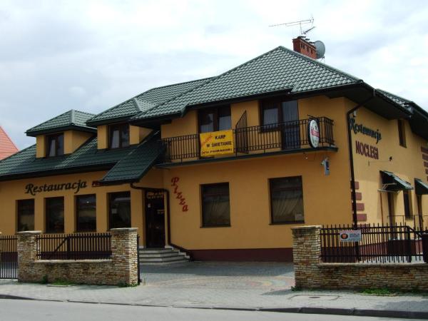 Na zdjęciu widoczny jest obiekt Hotel Primagor położony w mieście Chustki.