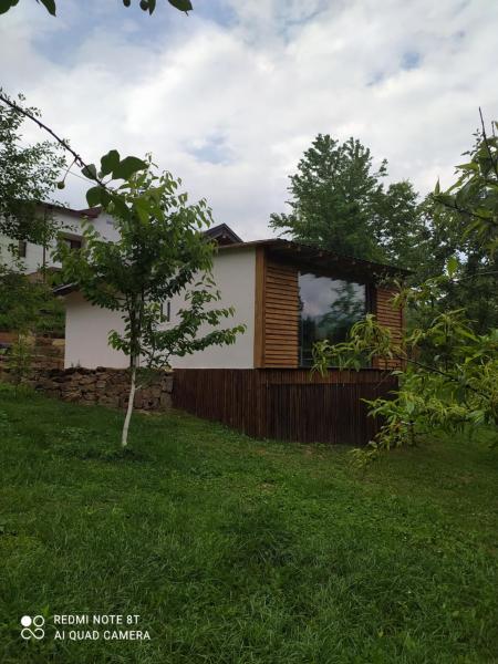 На фото показан объект Lenilenii Bungalows, расположенный в городе Яйце.