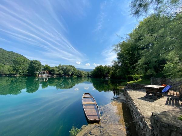 A la foto es mostra l'objecte Una Verde situat a la ciutat de Bihac.
