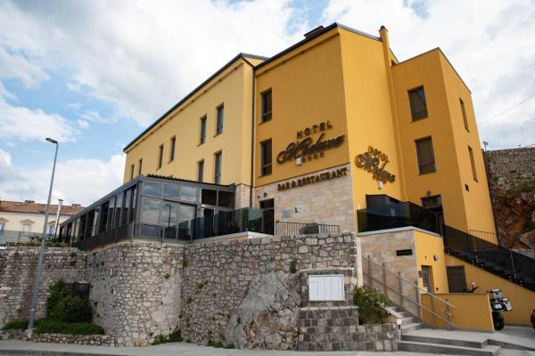 На фото показан объект Hotel Meduza, расположенный в городе Сень.