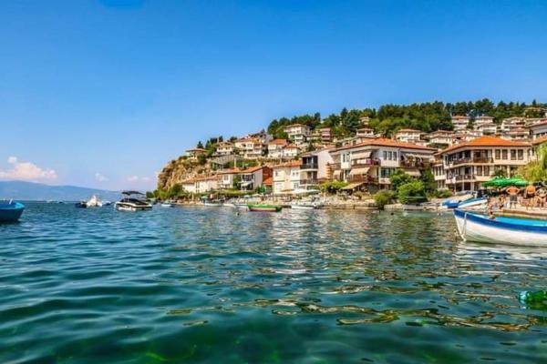 På bildet vises objektet Apartman Saraiste som ligger i byen Ohrid.