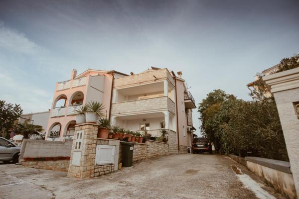 A la foto es mostra l'objecte Perla Apartments situat a la ciutat de Poreč.