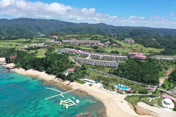 A la foto es mostra l'objecte Kanucha Bay Hotel & Villas situat a la ciutat de Ōura.