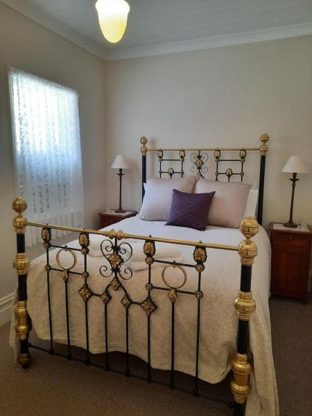 The photo shows the Windsor House B&B located in the city of Seaton.