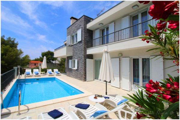 A la foto es mostra l'objecte Apartments Nika situat a la ciutat de Primošten.