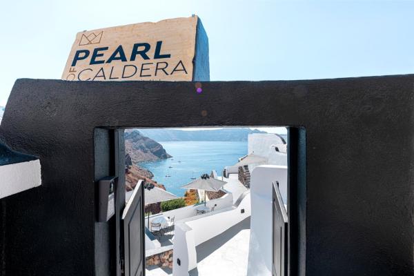 På billedet ses objektet Pearl of Caldera Oia - Boutique Hotel by Pearl Hotel Collection beliggende i byen Oia.