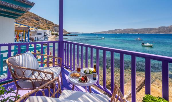 A la foto es mostra l'objecte The Colourful Land Milos situat a la ciutat de Klima.