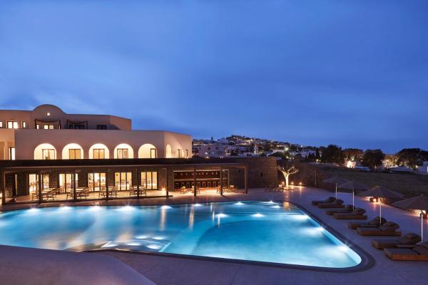 A la foto es mostra l'objecte Orama Hotel & Spa situat a la ciutat de Fira.