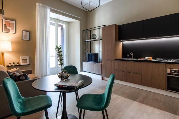 På billedet ses objektet Palazzo Nanà Suites & Apartments beliggende i byen Napoli.