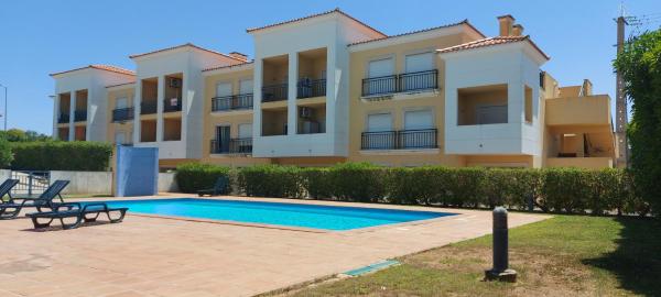På billedet ses objektet Apartamento piscina 5 minutos praia beliggende i byen Alcantarilha.