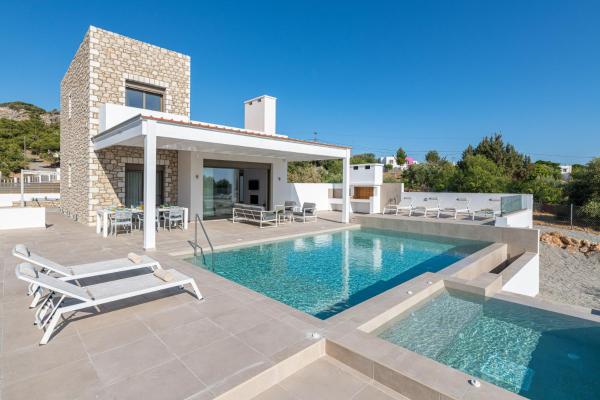 På billedet ses objektet VILLA IRIS in PEFKOS, PINE VILLAS beliggende i byen Pefkos.