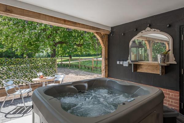 På billedet ses objektet Geoff's Rest at Pond Hall Farm in Hadleigh with Private Hot Tub beliggende i byen Ipswich.