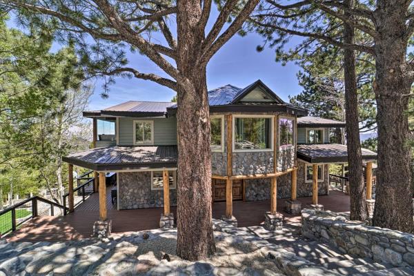 A la foto es mostra l'objecte Hot Tub, Pool Table Luxe Reno Chalet with Mtn View! situat a la ciutat de Reno.