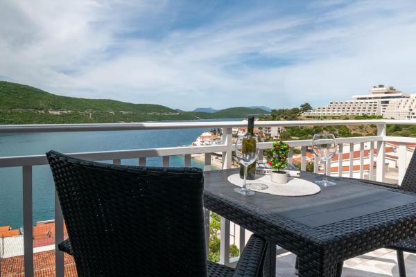 På billedet ses objektet Apartments Njavro Neum beliggende i byen Neum.