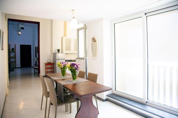 A la foto es mostra l'objecte Casa del Plebiscito situat a la ciutat de Nàpols.