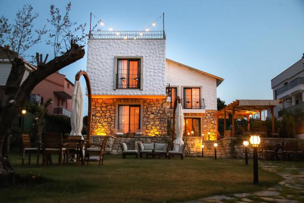 A la foto es mostra l'objecte Huzurla otel situat a la ciutat de Esmirna.