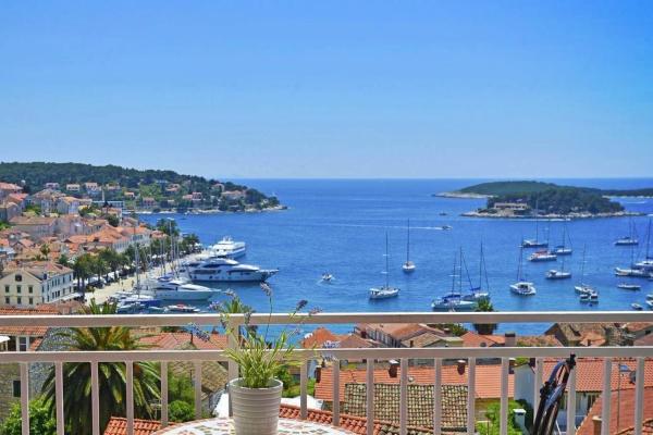 A la foto es mostra l'objecte Anatota Hvar situat a la ciutat de Hvar.