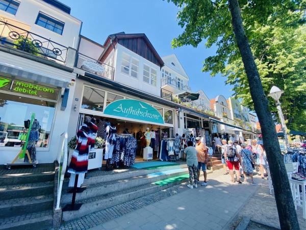 A la foto es mostra l'objecte Sonnenschein, direkt am Alten Strom situat a la ciutat de Warnemünde.