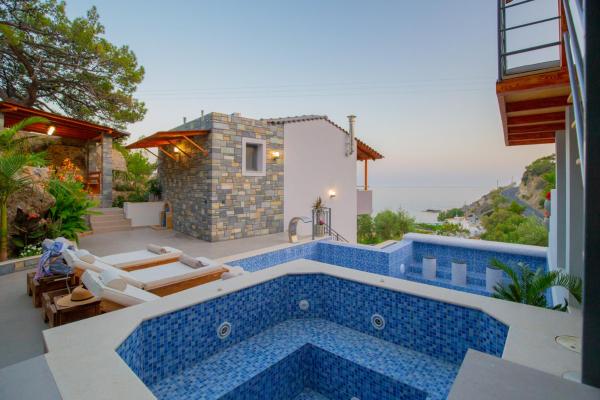 A la foto es mostra l'objecte Villa Achlia situat a la ciutat de Skhinokápsala.