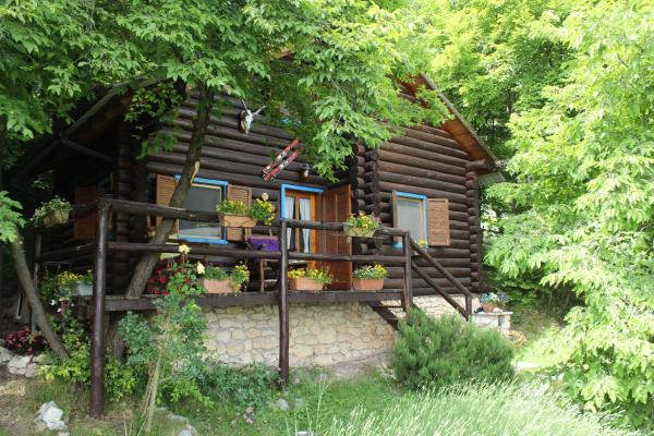 Auf dem Foto ist das Objekt B&B Le Corone - Chalet nel Bosco in der Stadt Cavalo zu sehen.