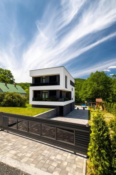 Na zdjęciu widoczny jest obiekt Luxury Villa Rebecca położony w mieście Brestovac.