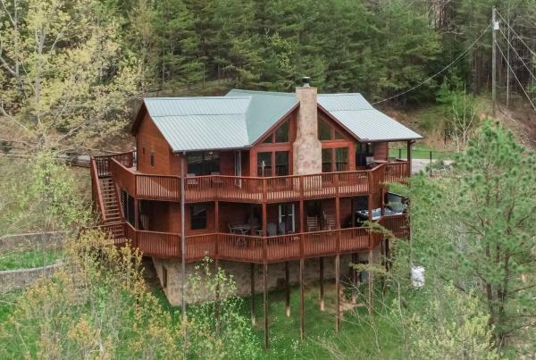 A la foto es mostra l'objecte BareFoot Cabin cabin situat a la ciutat de Sevierville.