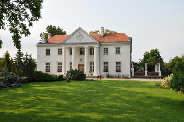 På billedet ses objektet Restauracja - Hotel Pałacowa beliggende i byen Rogowo.
