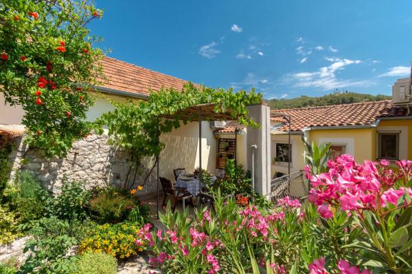 A la foto es mostra l'objecte Mediterranean terrace apartment with Bikes & SUP situat a la ciutat de Skradin.