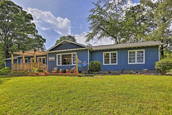 A la foto es mostra l'objecte Family-Friendly Escape ~ 6 Mi to City Center! situat a la ciutat de Chattanooga.