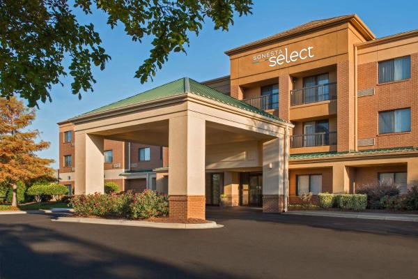 На фото показан объект Sonesta Select Durham Research Triangle Park, расположенный в городе Дарем.