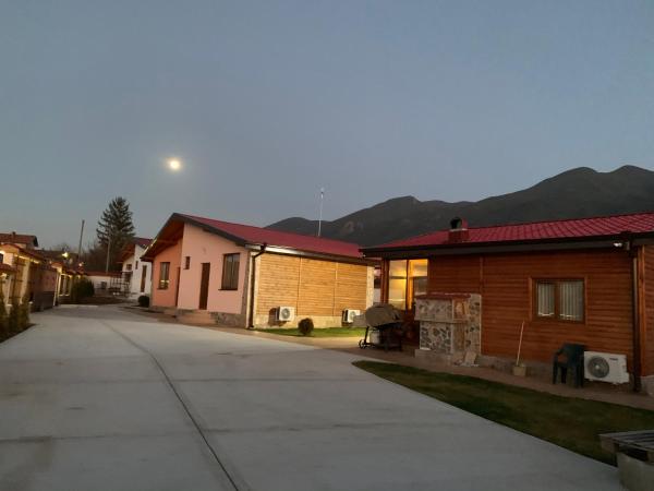 På bildet vises objektet Къщи за гости “Планински Рай” Mountain Paradise som ligger i byen Ovchartsi.