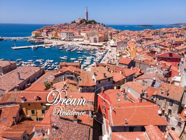 Op de foto is het object Residence Dream te zien, gelegen in de stad Rovinj.