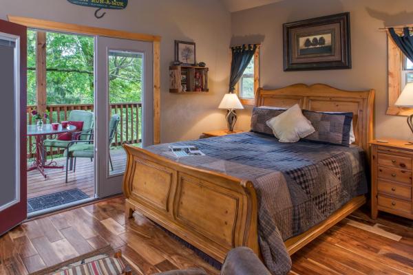Na zdjęciu widoczny jest obiekt Eureka Sunset Cabins położony w mieście Eureka Springs.