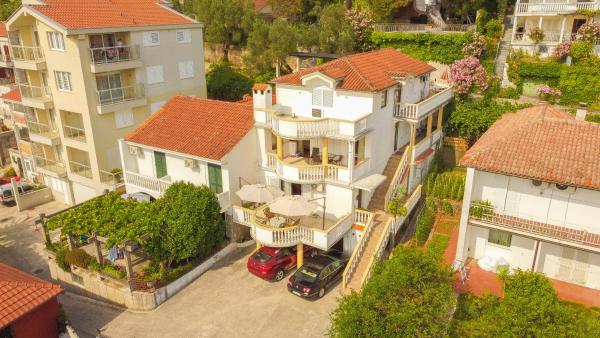 På billedet ses objektet Villa Vojnic beliggende i byen Budva.