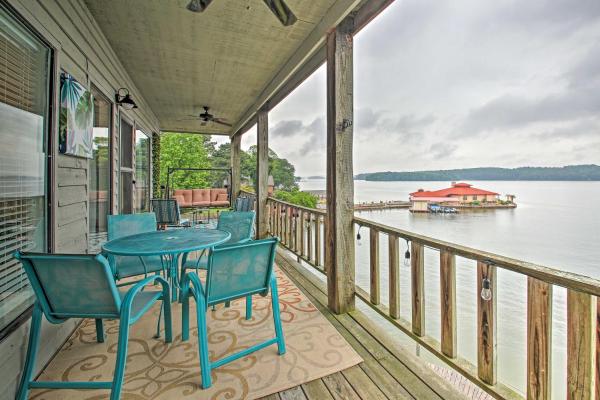 A la foto es mostra l'objecte Lake-View Balcony: Hot Springs Penthouse! situat a la ciutat de Red Oak.
