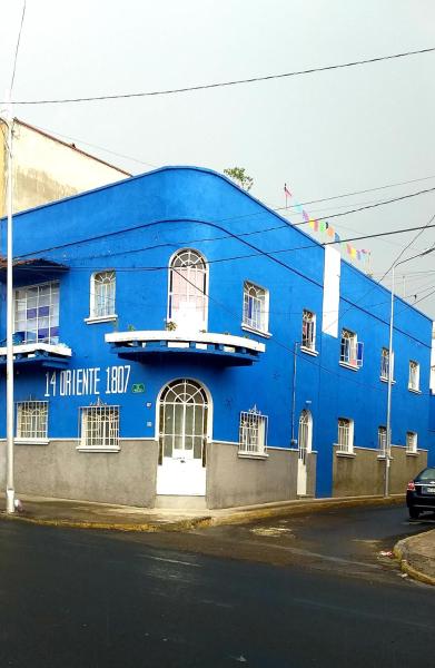 На фото показан объект Hostal Azul Puebla, расположенный в городе Пуэбла.