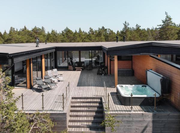 På billedet ses objektet Seija's Modern Secluded Villa with Jacuzzi & Sauna beliggende i byen Taivassalo.