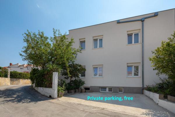 На фото показан объект A 2 apt near beach w patio parking and grill, расположенный в городе Сплит.