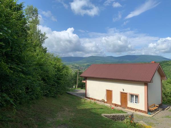 Na fotografii je vidět objekt Садиба Краєвид nacházející se ve městě Poljana.
