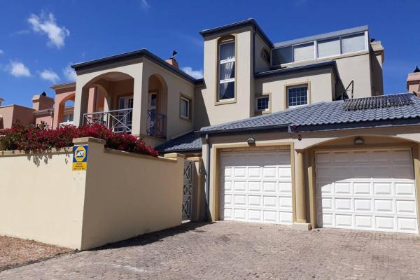 100 M's From The Beach With Views - Cape Town