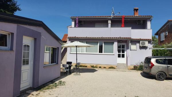 Na fotografii je vidět objekt Apartman Lavanda nacházející se ve městě Peroj.