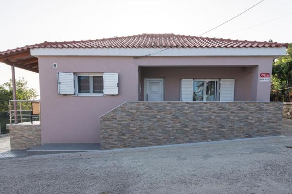 A la foto es mostra l'objecte Fotini Apartments situat a la ciutat de Flámpoura.