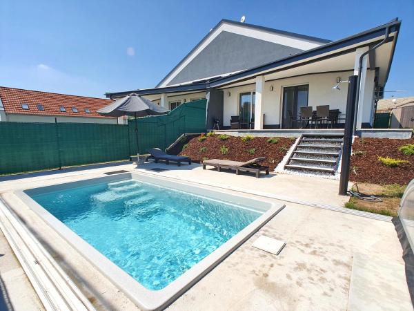 No 121 Villa Bacasba With Heated And Covered Pool - Tapolca